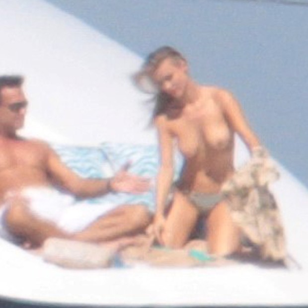 Joana Krupa faz topless em Miami (Foto: AKM-GSI)