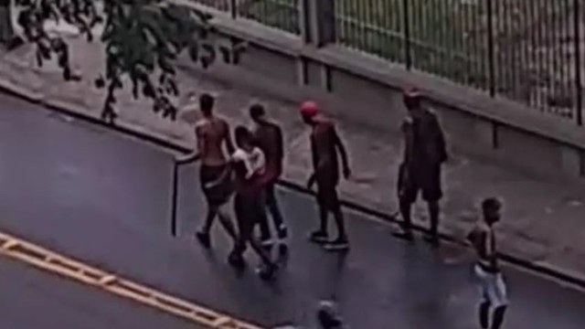 Homem carrega pedaço de pau após briga de torcedores de Flamengo e Vasco