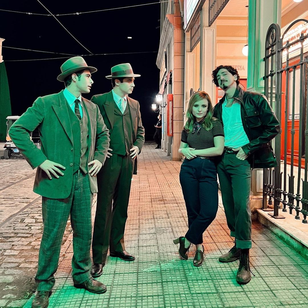 Larissa em momento de descontração nos bastidores de Além da Ilusão com Rafael Vitti, Danilo Mesquita e Johnny Massaro (Foto: Reprodução / Instagram)