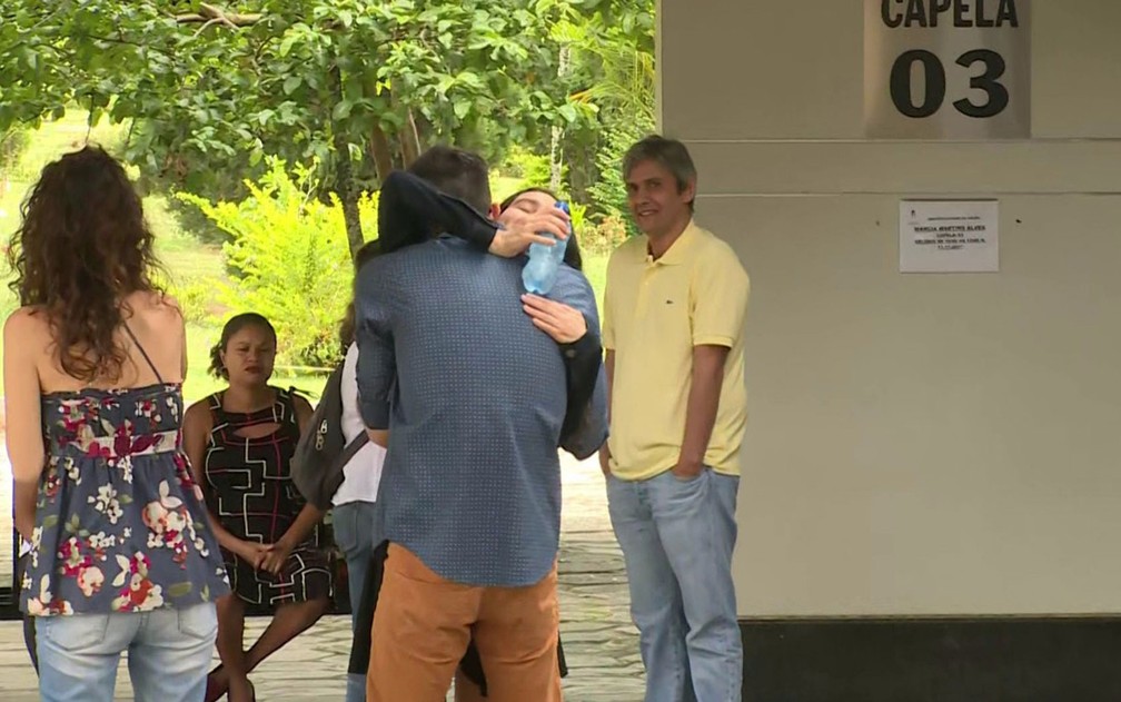 Parentes se emocionam durante velório de Márcia Cabrita (Foto: Reprodução GloboNews)