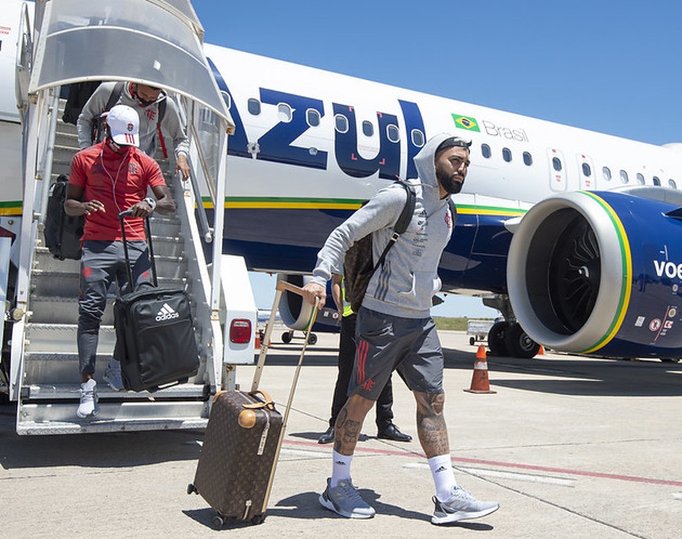 Gabigol em chegada ao Uruguai — Foto: Divulgação - Alexandre Vidal/Flamengo
