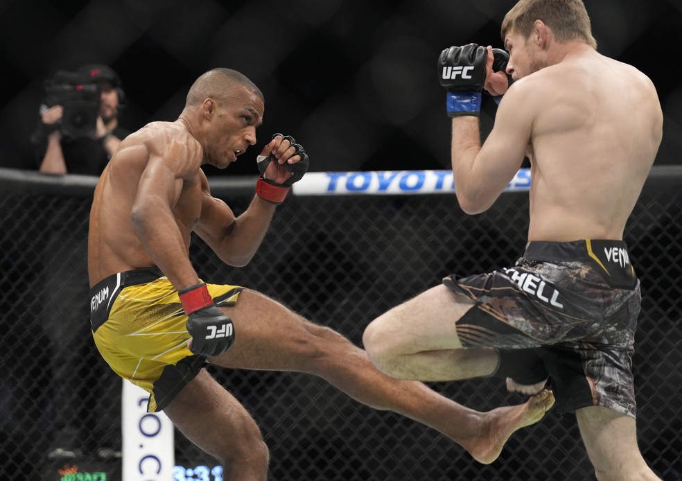 Edson Barboza começou a luta atacando as pernas de Bryce Mitchell no UFC 272 — Foto: Getty Images