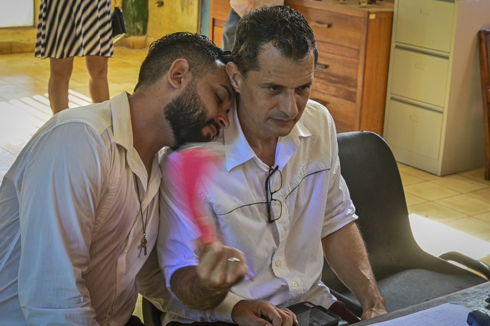 Adiel Gonzalez e Lázaro Gonzalez se casam em Bolondron, em Cuba, em 13 de outubro de 2022 — Foto: Adalberto Roque/AFP