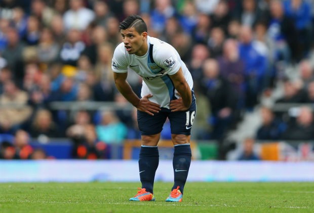 Kun Agüero sentiu a virilha durante jogo do Manchester City (Foto: Getty Images)