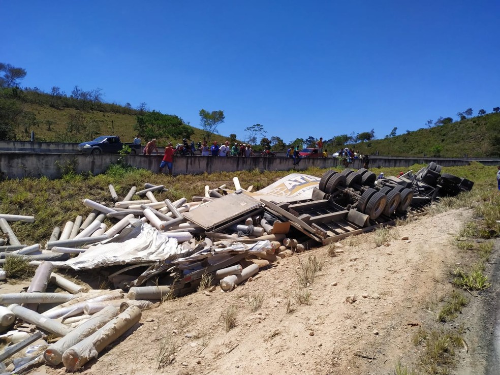 Carreta capotou na BR-101 em Junqueiro, Alagoas — Foto: Divulgação/Corpo de Bombeiros