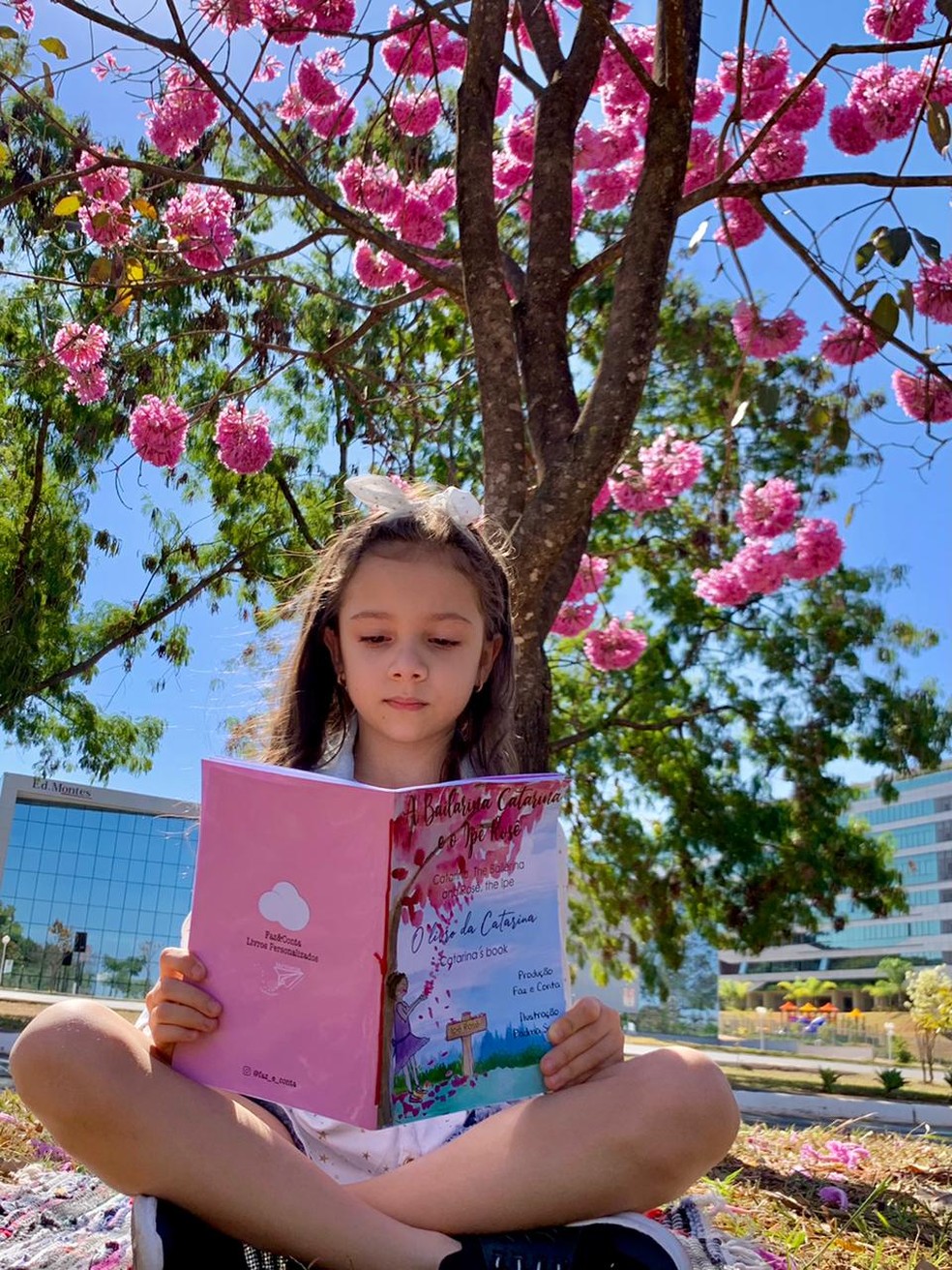 Catarina Bedin, de 7 anos, é autora do livro “A Bailarina Catarina e o Ipê Rosê”, que será lançado neste sábado (11), em Brasília.  — Foto: Divulgação.