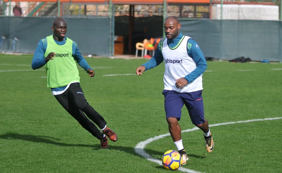 Vagner Love segue treinando com o Alanyaspor enquanto negocia com o Besiktas (Foto: Reprodução Twitter)