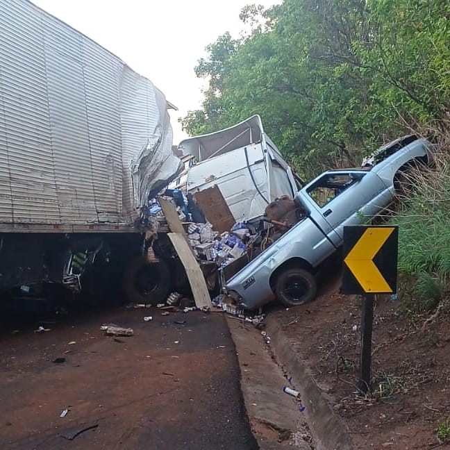 Engavetamento entre quatro carretas e duas caminhonetes deixa um morto, além de feridos na BR-153