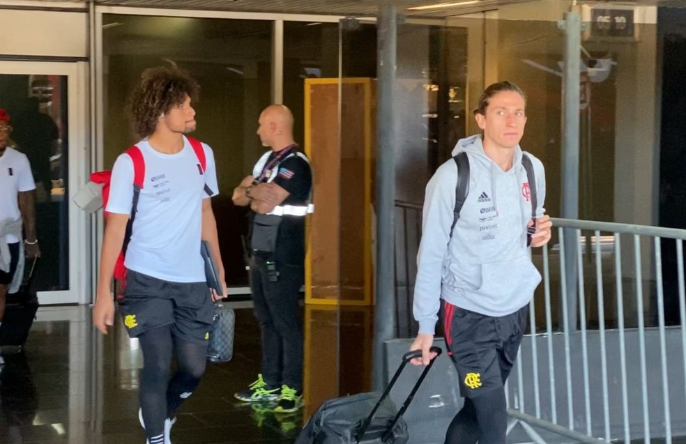 Willian Arão e Filipe Luís em desembarque do Flamengo nesta quarta-feira — Foto: Cahê Mota