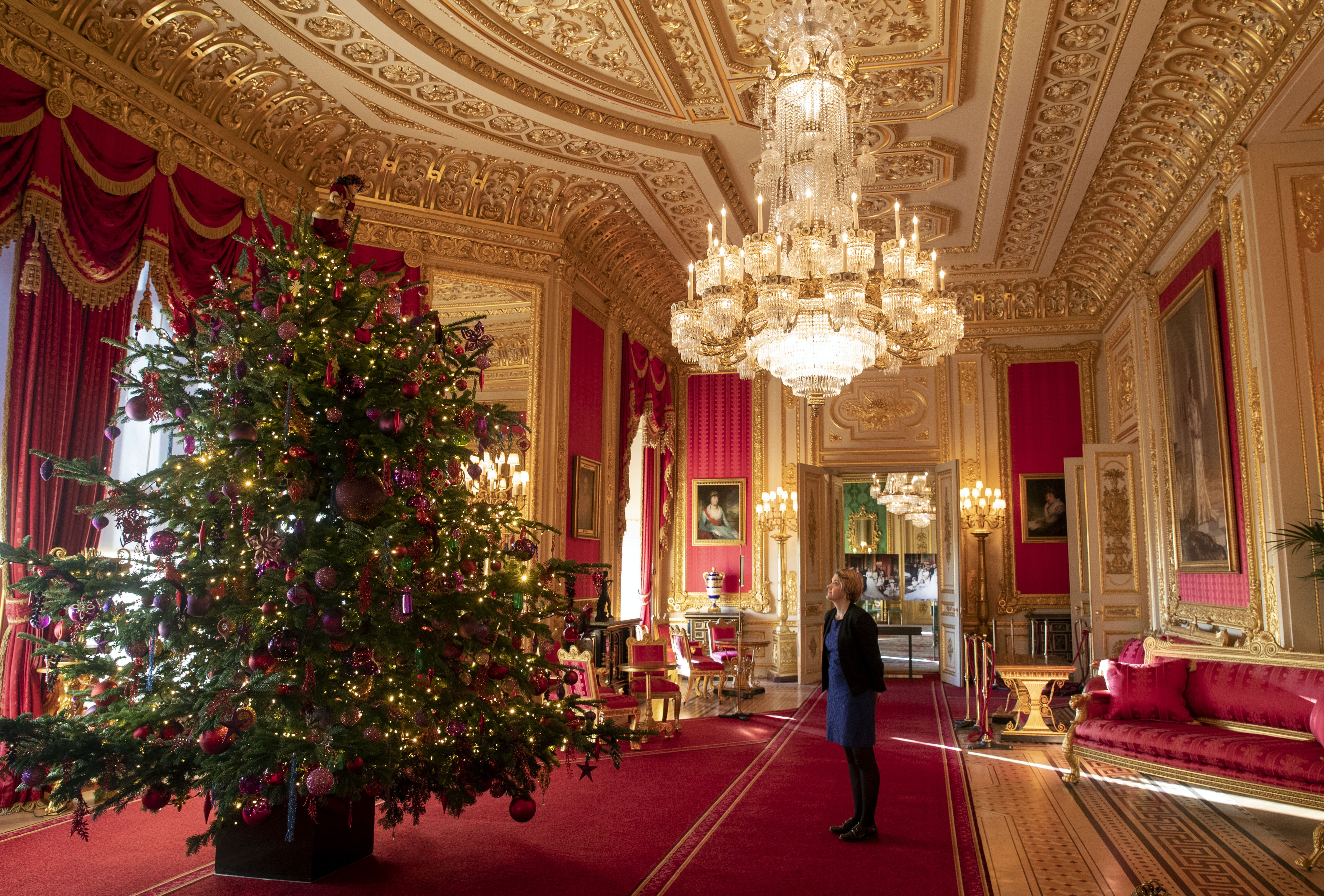 Final preparations are made to a 15ft Christmas tree in the Crimson Drawing Room at Windsor Castle, Berkshire, which is being decorated for Christmas. (Photo by Steve Parsons/PA Images via Getty Images) (Foto: PA Images via Getty Images)