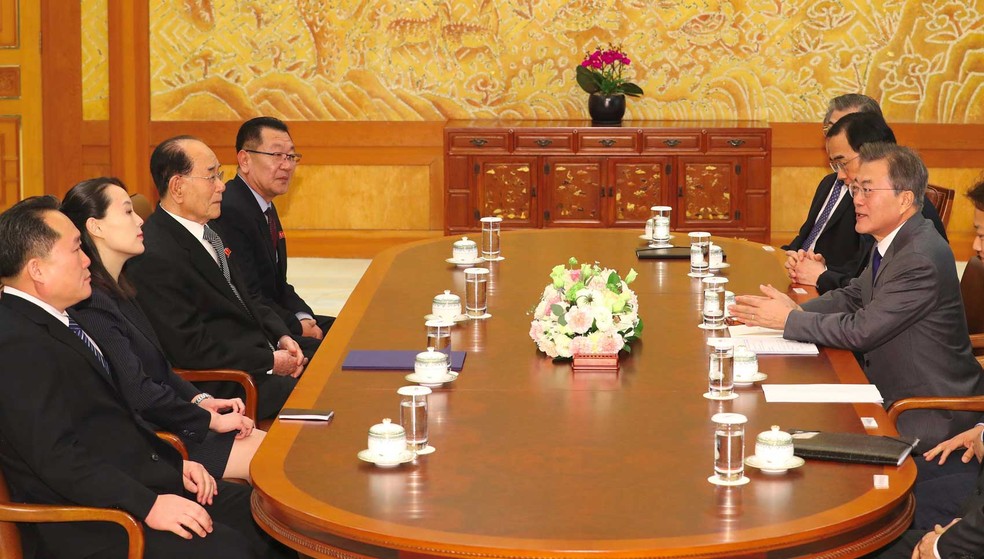 O presidente da Coreia do Sul, Moon Jae-in (3ª à direita), conversa com Kim Yo-jong (2ª L), irmã do líder norte-coreano Kim Jong-um, durante encontro em Seul (Foto: AFP Photo)