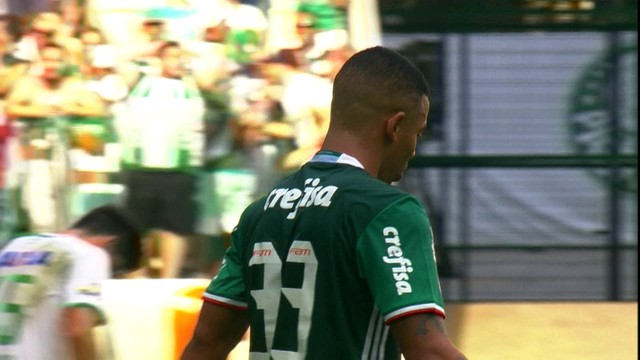 <p>
 Moisés arma contra-ataque, faz lançamento em velocidade e encontra Gabriel Jesus no mano a mano com Gimenez. O atacante consegue sair da marcação e finalizar rasteiro. A bola beija a rede pelo lado de fora.</p>
