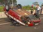 Viatura do Corpo de Bombeiros capota em rodovia de Andradina