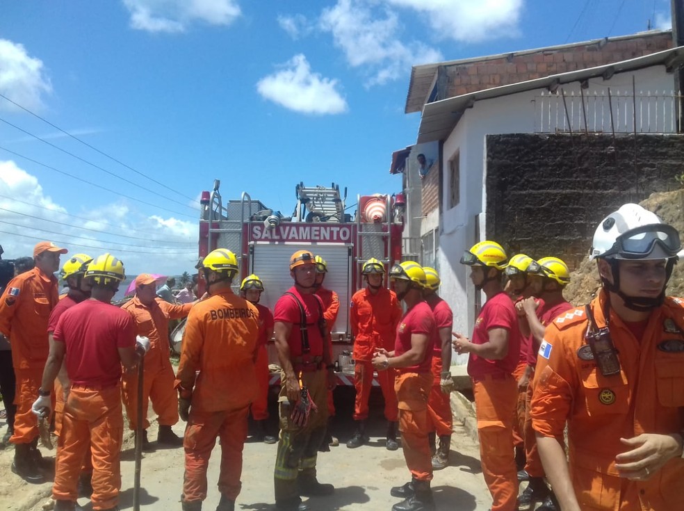 Mais de 20 bombeiros participaram da operação de resgate da mulher soterrada no bairro do Bebedouro, em Maceió — Foto: Sofia Sepreny/G1