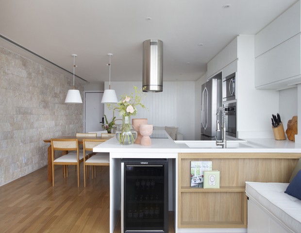 Cozinha é o coração deste apartamento de 90 m² no Rio de Janeiro (Foto: Raiana Medina)