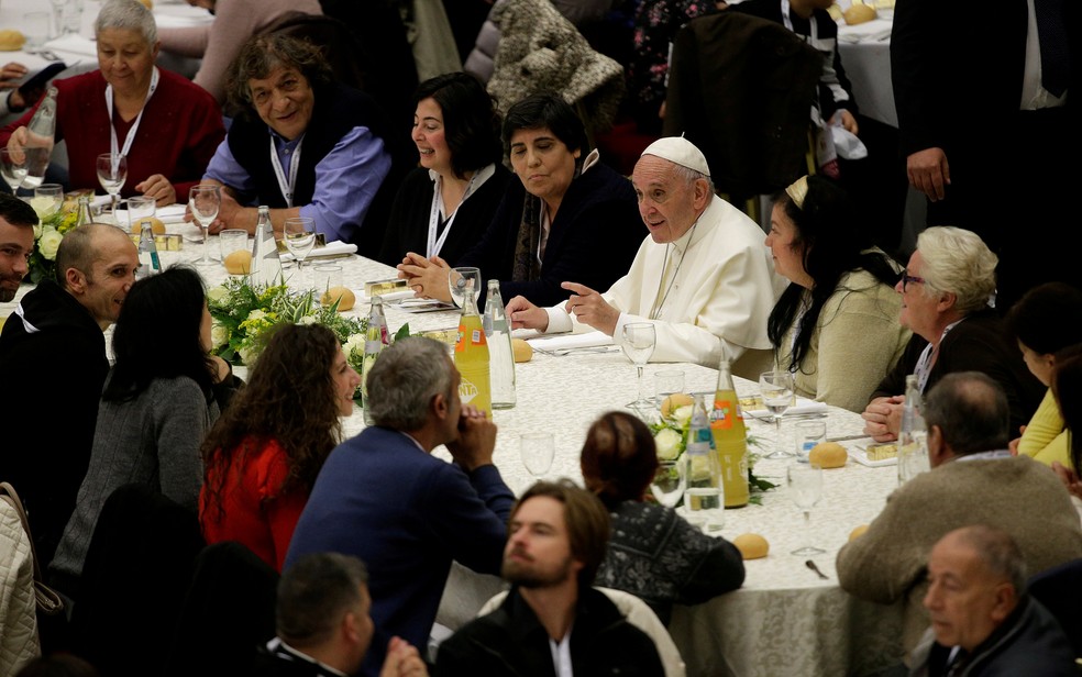 Papa Francisco almoça com excluídos no Vaticano (Foto: Max Rossi/REUTERS)