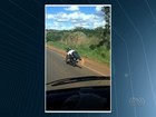 Motociclista é flagrado pilotando deitado e em alta velocidade; vídeo
