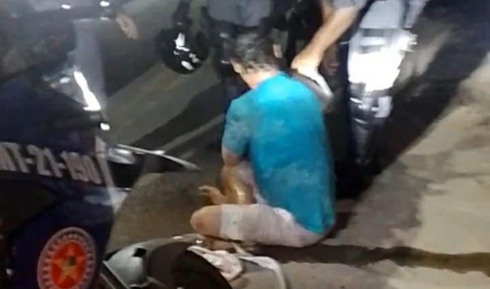 Motorista foi encontrado dentro de porta malas do próprio veículo, após ser assaltado — Foto: Reprodução/Redes sociais