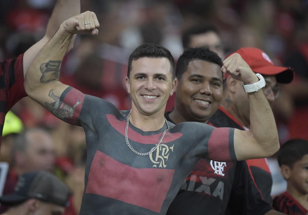 Torcedor com tatuagem da camisa do Flamengo faz a tradicional comemoraÃ§Ã£o do Gabigol â€” Foto: AndrÃ© DurÃ£o