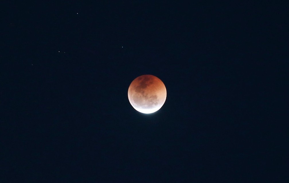 Eclipse visto do Flamengo, na Zona Sul do Rio (Foto: Marcos Serra Lima/G1)