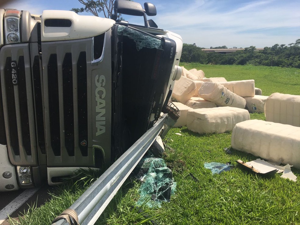 Carreta com algodão tombou em Álvares Machado (Foto: Valmir Custódio/G1)