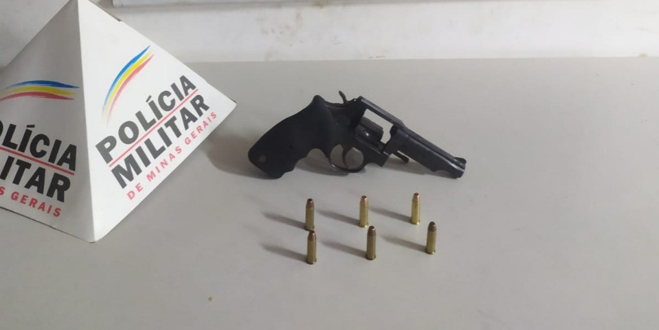 Após denúncia, homem é detido com revólver em Nova Serrana 