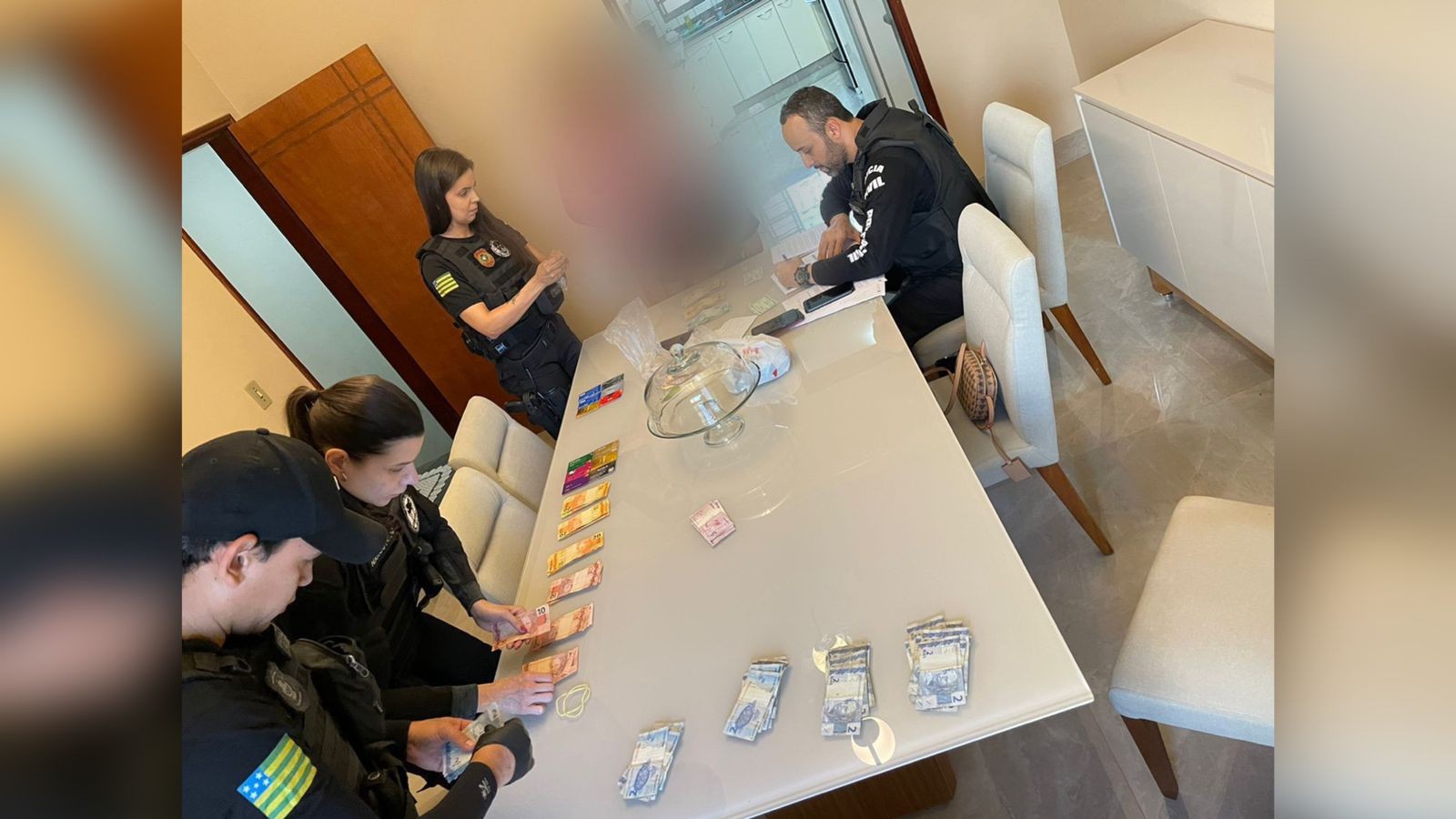 Ex-gerente de banco é presa suspeita de fazer empréstimos e usar cartões em nomes de clientes, em Anápolis