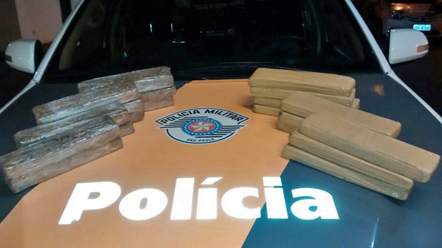 Mulher estava em um ônibus com 20 tabletes de maconha (Foto: Polícia Rodoviária/Cedida)