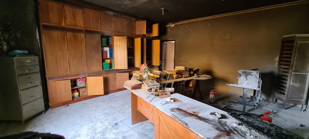 Escritório da casa de padre foi atingido por incêndio neste domingo em Itirapina — Foto: Diocese de São Carlos/Divulgação
