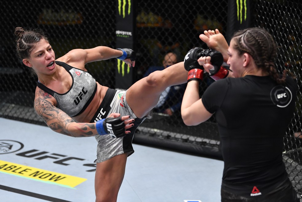 Mayra Sheetara mostrou muita qualidade na trocação diante de Montana de la Rosa no UFC Rozenstruik x Gané — Foto: Getty Images