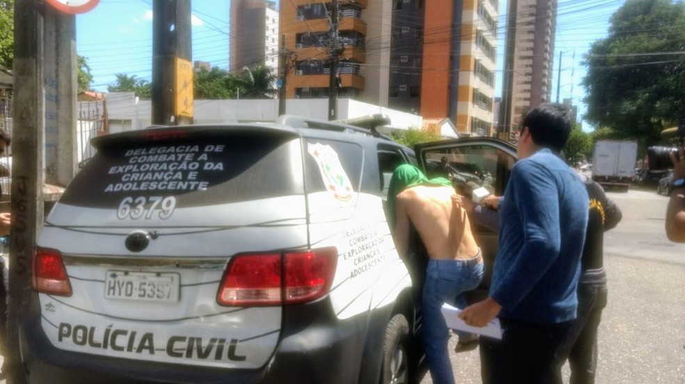 Empresário foi conduzido para a Dececa sob suspeita de manter filhos em cárcere privado (Foto: Valdir Almeida/G1CE)