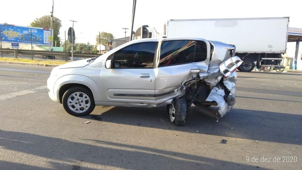 Uno parado em semáforo na AL-220, em Arapiraca, é atingido por um Gol; condutor que provocou acidente estava embriagado — Foto: BPRv