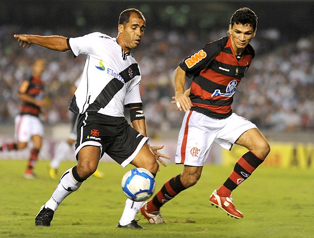 Jornalista aponta ligeiro favoritismo para o Vasco contra o Fla no domingo