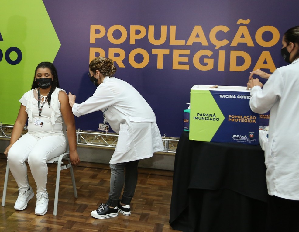 Enfermeira Lucimar Josiane de Oliveira foi a primeira pessoa a ser vacinada contra a Covid-19 no PR — Foto: Giuliano Gomes/PR Press