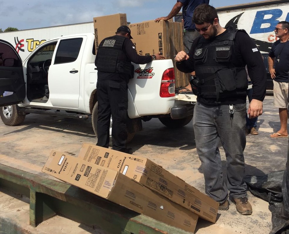 Polícia recuperou mercadorias que seriam levadas por assaltantes em porto no bairro Prainha (Foto: Divulgação/PC/PA)