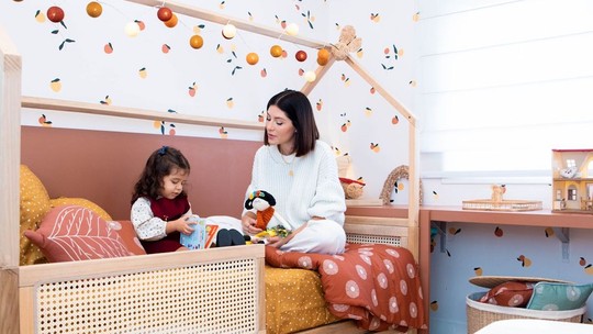 Influencer Isa Domingues monta quarto lúdico com cama casinha para a filha