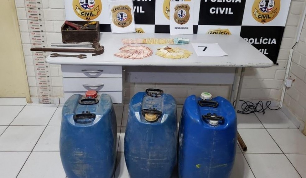 Combustível furtado e cinco armas de fogo foram apreendidos.  — Foto: Divulgação/ Polícia Civil 