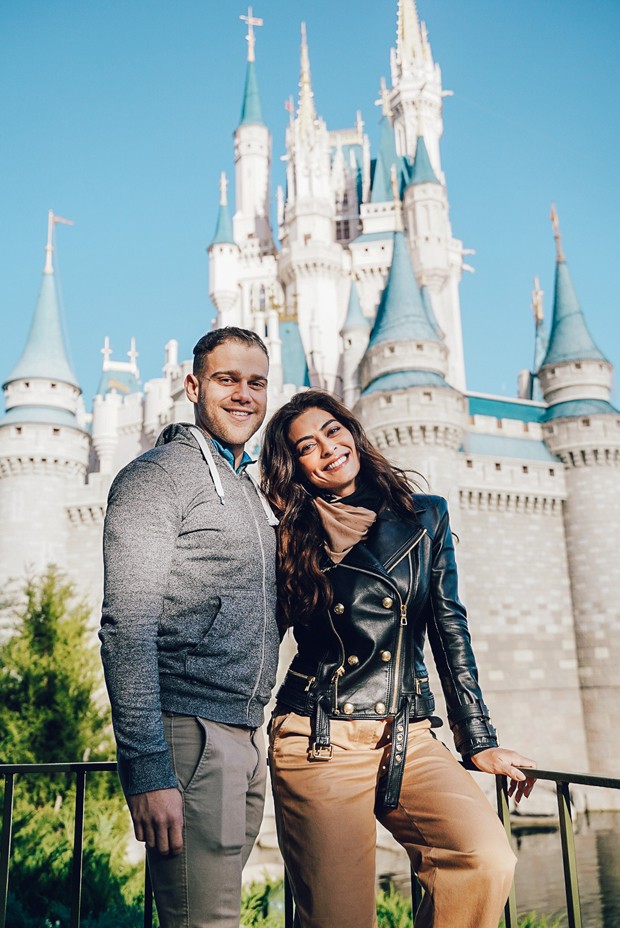 Juliana Paes e o guia Caio Giardini na Disney (Foto: Divulgação/Fotos em Orlando)