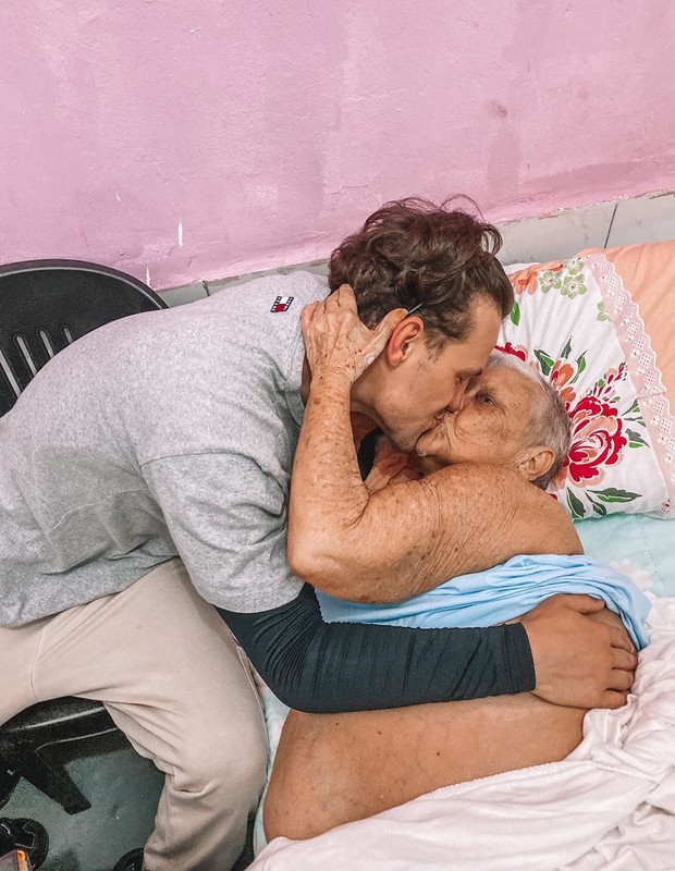 Saulo Pôncio e a avó (Foto: Reprodução/Instagram)