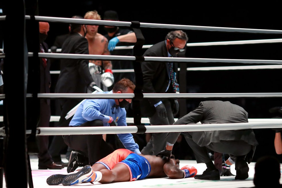 Nate Robinson fica caído após nocaute de Jake Paul — Foto: Joe Scarnici/Getty Images for Triller