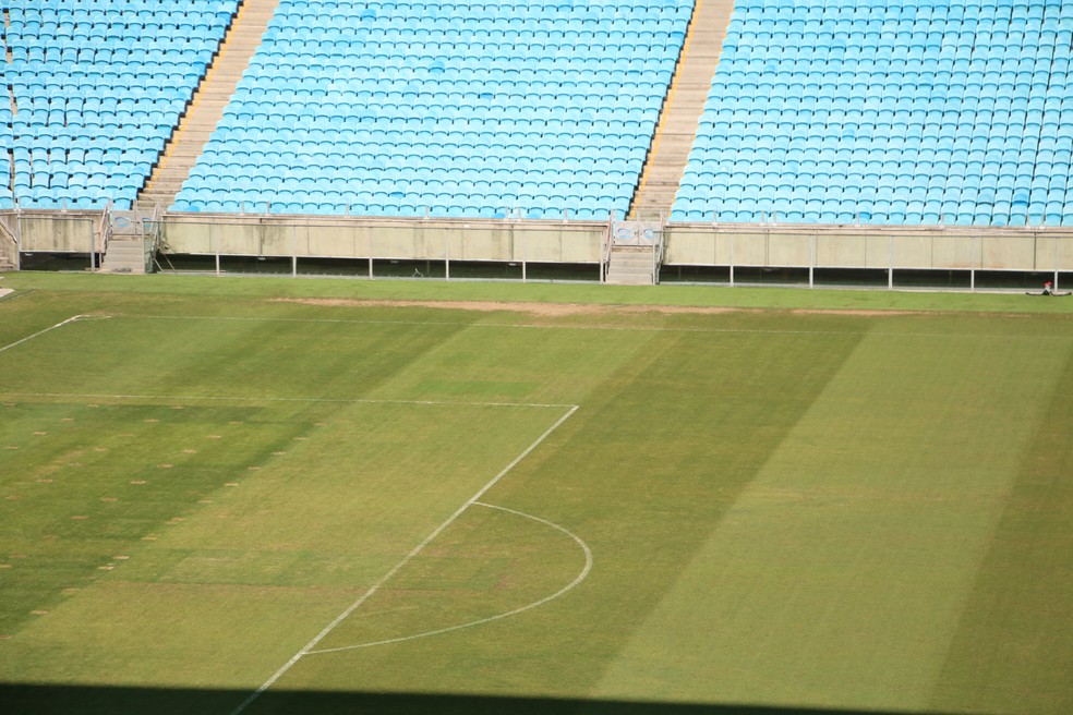 Campo da Arena do Grêmio após show sertanejo — Foto: Eduardo Moura