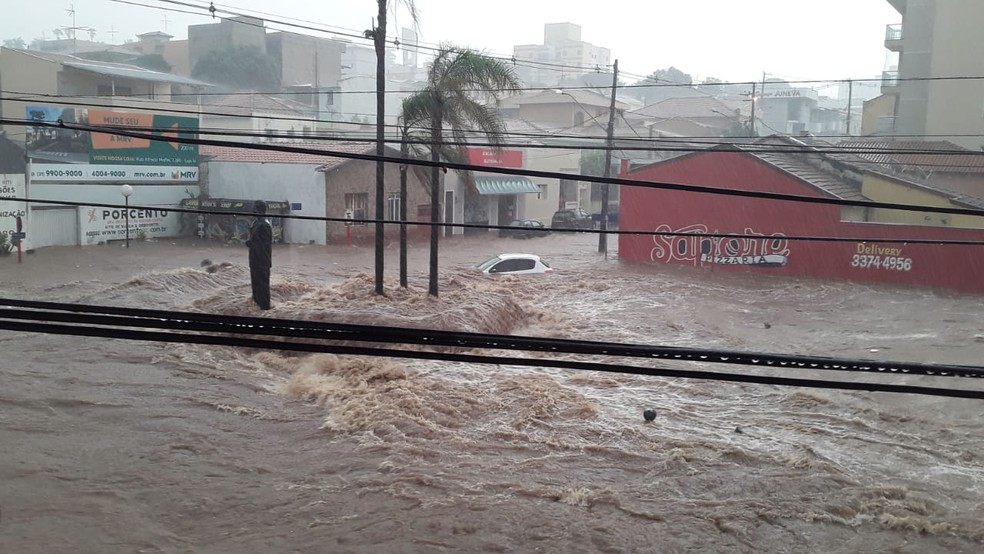 Carro é arrastado pela chuva no centro São Carlos — Foto: Redes sociais