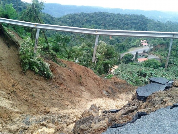 Cratera se abriu em rodovia de Corupá, no Norte catarinense (Foto: Maicon Paulo de Andrade/Divulgação)