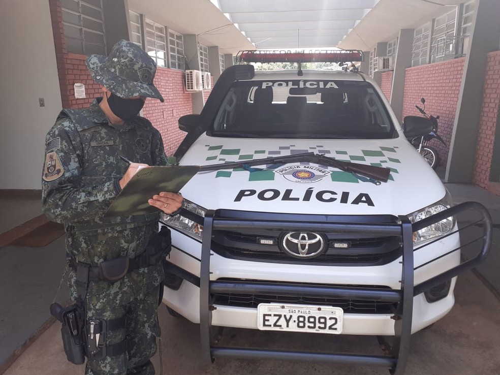 Espingarda calibre 38 foi localizada em um assentamento, em Teodoro Sampaio — Foto: Polícia Ambiental