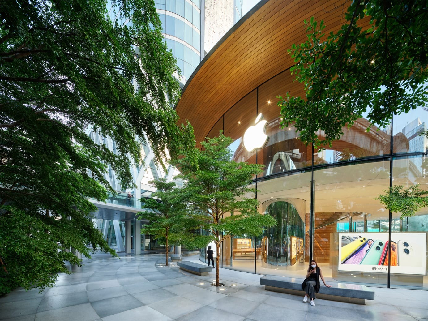 Loja da Apple na Tailândia tem estrutura de vidro e teto circular de madeira (Foto: Apple)