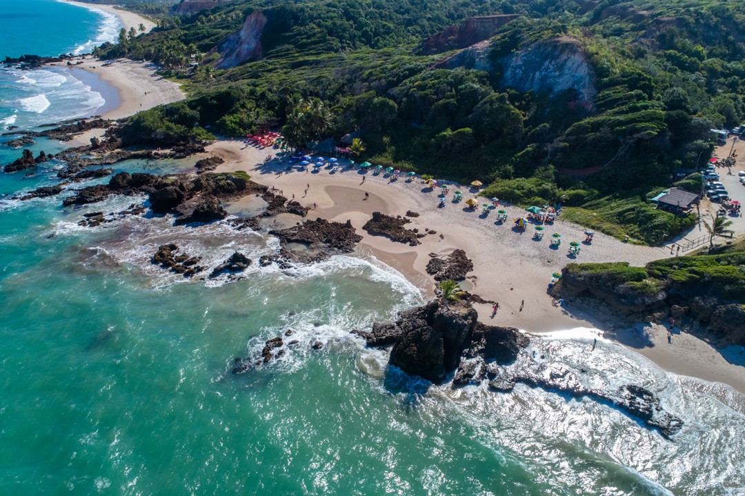 Conheça as oito praias oficiais de nudismo no Brasil thumbnail