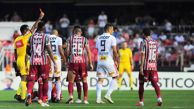 Diego Souza foi expulso ainda no primeiro tempo