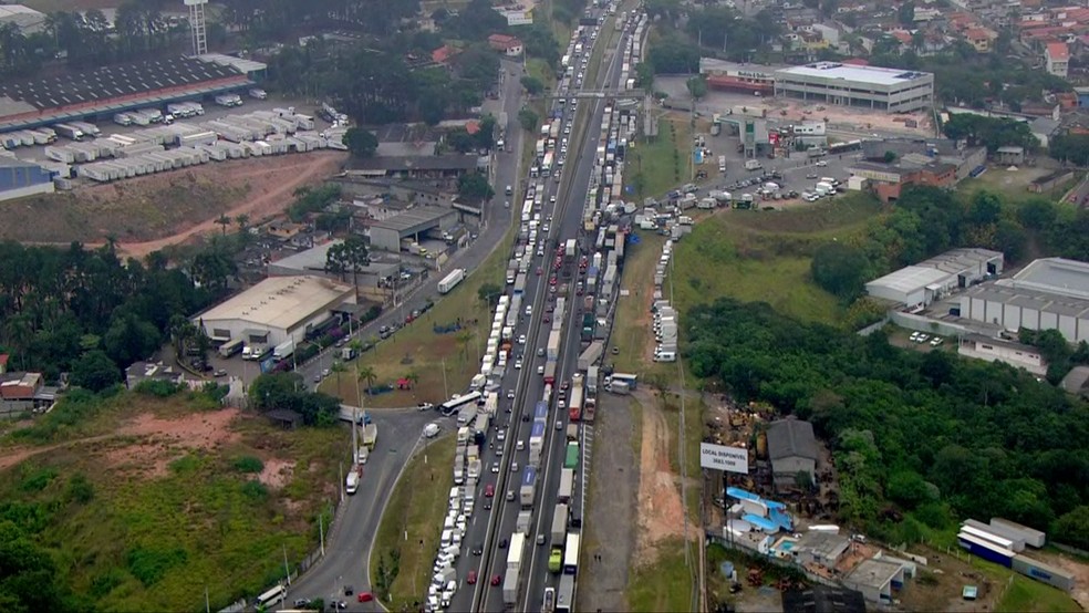 Rodovia Régis Bittencourt, em São Paulo, bloqueada por caminhoneiros na manhã de 25 de maio (Foto: Reprodução/TV Globo )