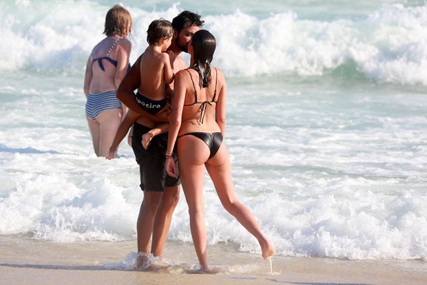 Agatha Moreira e Rodrigo Simas trocam beijos em dia de praia (Foto: Dilson Silva/AgNews)
