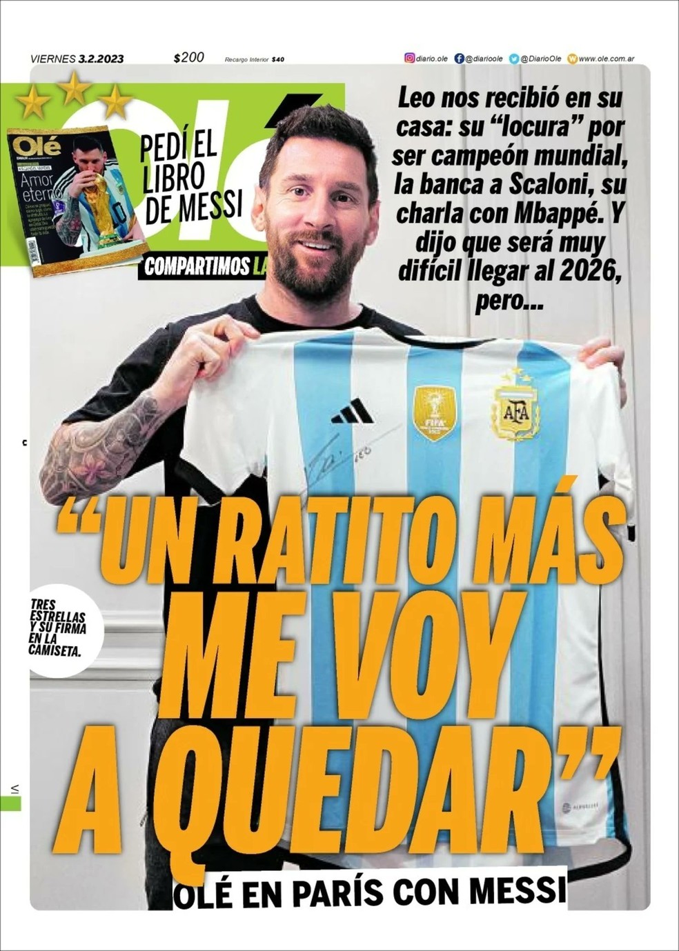 Messi posando pela primeira vez com a camisa da Argentina com três estrelas — Foto: Reprodução/Olé